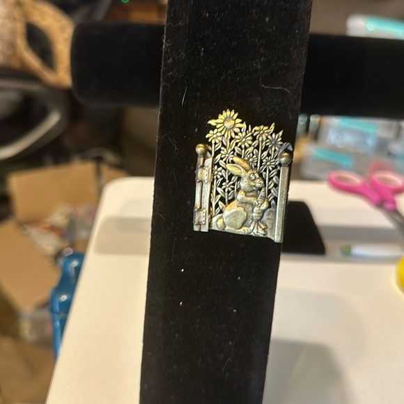 Bunny pin.. Golden color very cute stick pin for for Easter or anytime.​ - Picture 1 of 3
